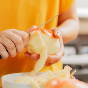 Peel the apples and cut them into strips.