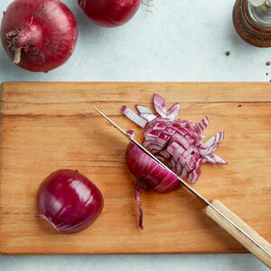 Peel the onion, finely cut it.