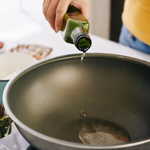 Heat the frying pan, add olive oil (half of olive oil)