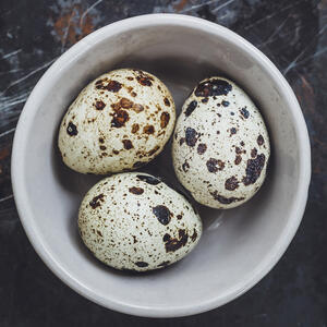 Then make hard-boiled quail eggs. To cook them, take a pot and fill it with water, wait for 4-5 minutes after boiling.