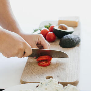Wash the tomatoes and cut into cubes.