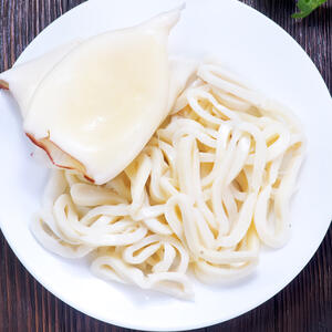 Remove the squid’s entrails, rinse and cut into rings. 