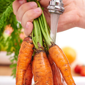 Put the carrot to boil in a pot. Don’t forget to add water, also nutmeg and coriander seeds. 