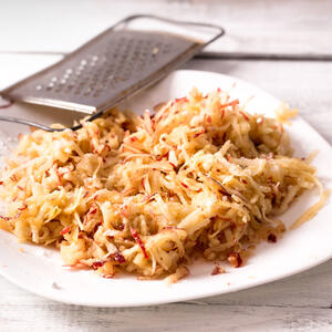 Peel the apples and carrots. Finely grate.