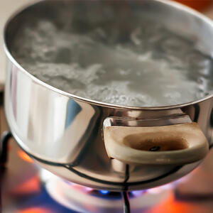 So take a pot and fill it with water, wait for it to boil. After put the beef tongue and cook for 15 minutes.