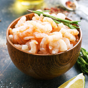 Cook the peeled shrimps in a frying pan in olive oil
