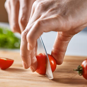Wash the tomatoes, cut in half.