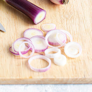 Wash the shallots and herbs under running water, finely chop them. 