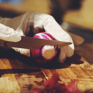 Peel the red onion, cut into rings.
