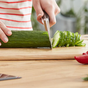 Rinse the cucumbers under running, cut into rings.