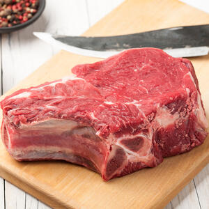 Wash the meat, separate from the bone and cut into small pieces