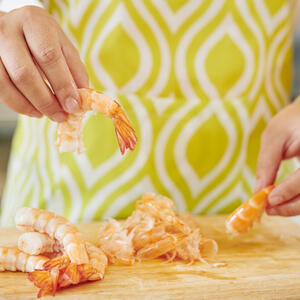 Peel the shrimps