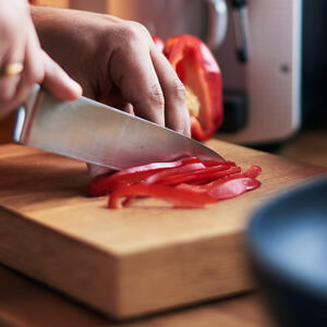 cut the sweet pepper – in half rings