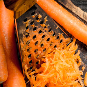 Peel the carrots and grate them.