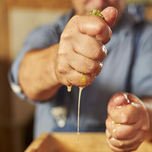 Squeeze the juice from the zucchini