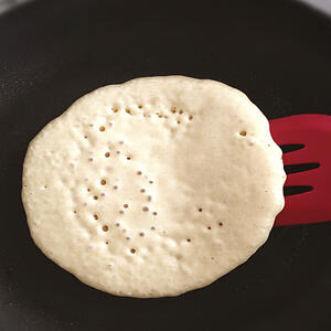 Bubbles should appear on pancakes, as in the picture
