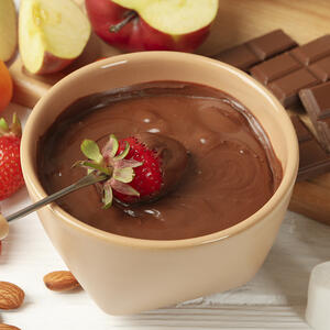 Dip strawberry from all sides into the melted mass