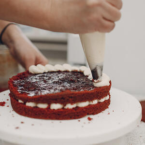 Smear the cakes with cream