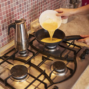  Pour the egg mixture into a frying pan 