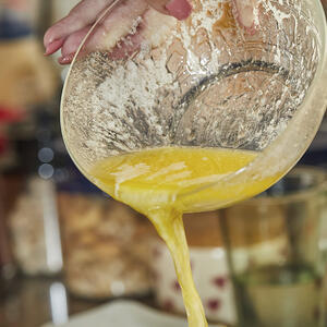 Pour the eggs into the vegetables and ham