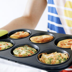 Bake the omelette muffins 