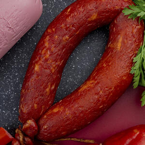 Peel the skin off of the chouriço