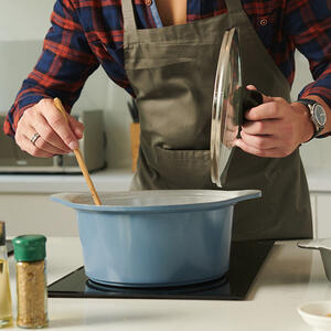 Simmer the ingredients in the pot