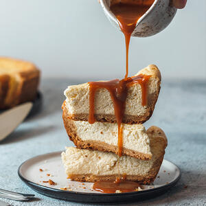 Pouring caramel on the cheesecake