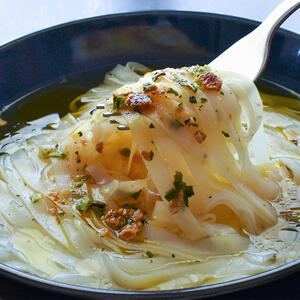 Add soaked rice noodles to broth