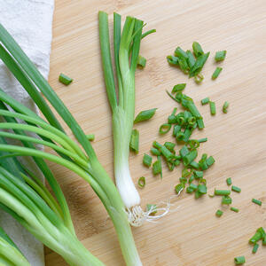 Mix scallions into the minced meat
