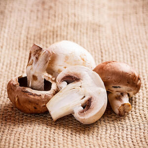 Slice the champignons thinly