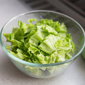 cut the lettuce leaves