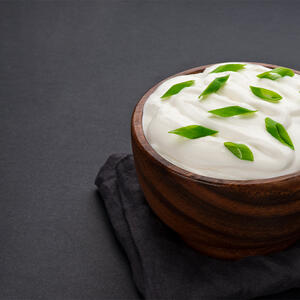 mix green onions with mayonnaise and sour cream