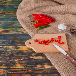 Cut the chili pepper into thin rings