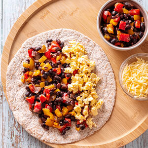  Lay out the tortillas, fill them with corn, guacamole and beans