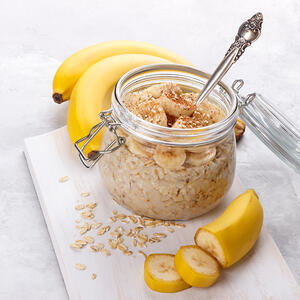 Cut the banana into rings and dd to oats