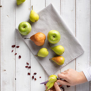 Peel the pear and remove the seeds