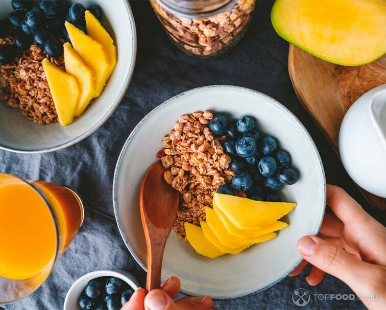 2022-09-21-q02ski-overnight-oats-mango-bowl