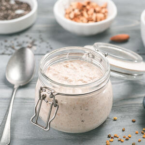 Mix oat flakes with oat milk