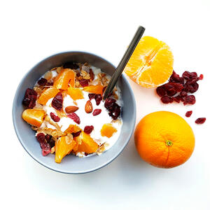 Decorate the oat flakes with oranges
