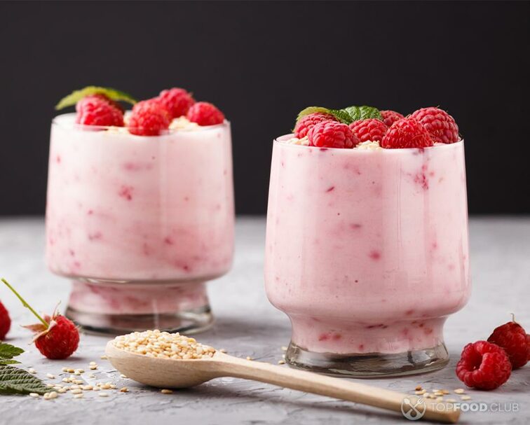 2022-09-22-rado9k-overnight-oats-with-raspberries-and-strawberries