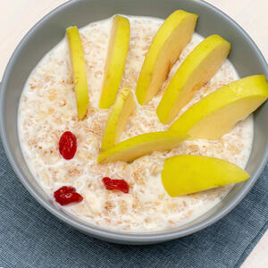 Decorate the overnight oats with apple slices