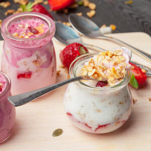 add the rhubarb, oat flakes and the rest of the strawberry puree