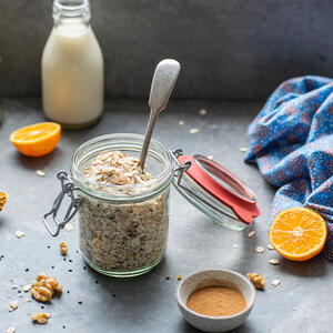 Mix juice with oat flakes