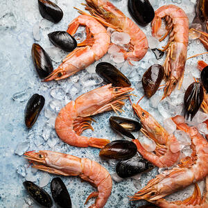 Fry shrimp with mussels in a pan