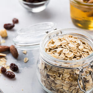 pour oat flakes into a glas