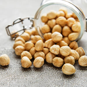 sprinkle with hazelnuts