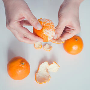 peel the clementine