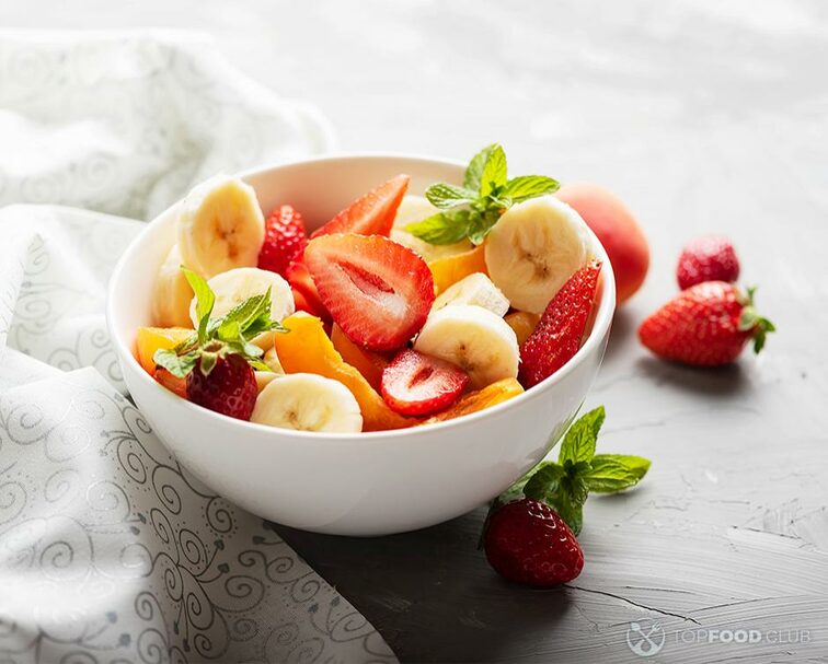 2022-10-18-ge94x5-bowl-of-healthy-fresh-fruit-salad