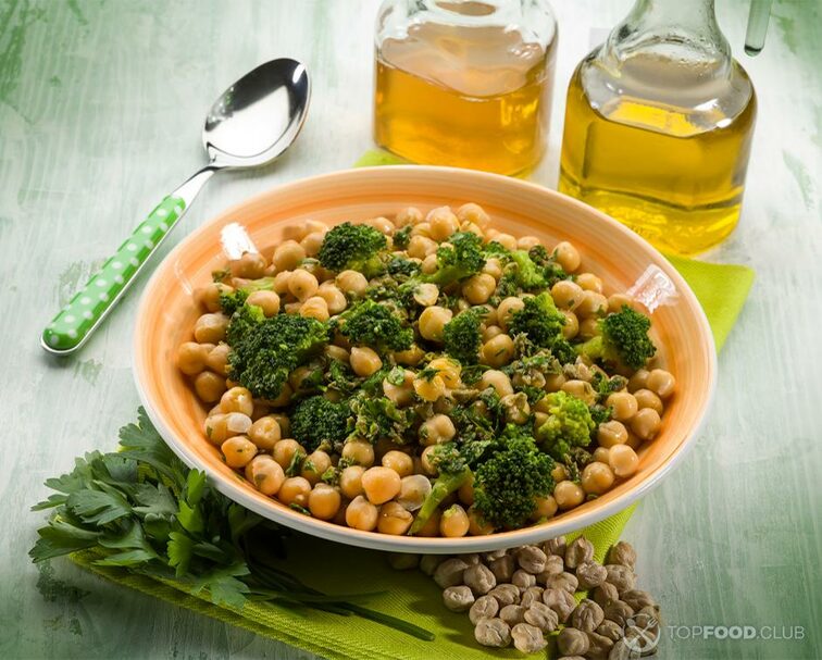 2022-11-03-jbwz62-salad-with-broccoli-anche-chickpeas